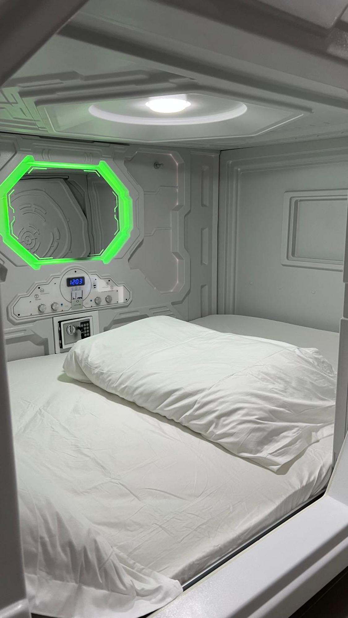 בנגקוק Kiwi Capsule Hotel מראה חיצוני תמונה