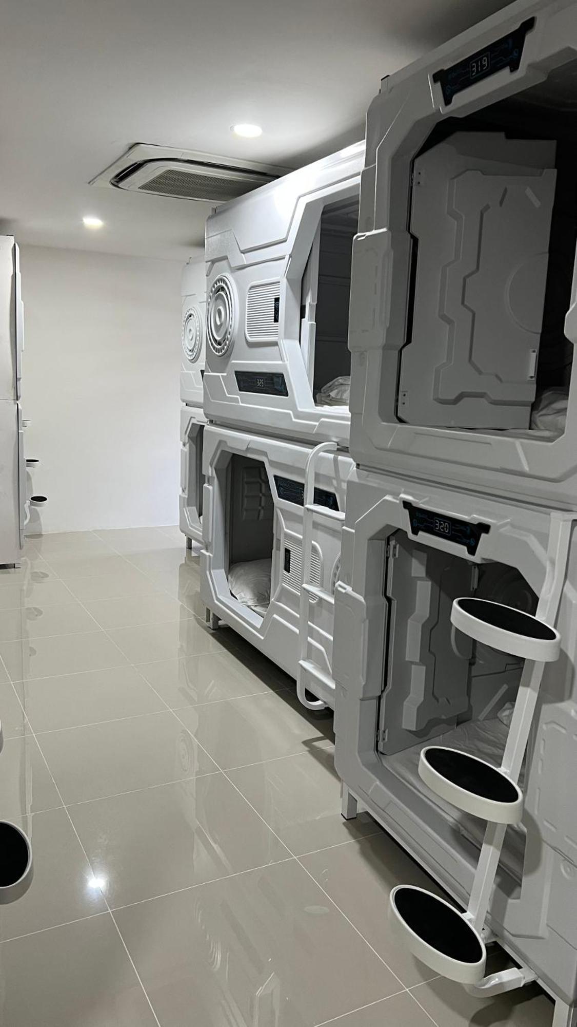 בנגקוק Kiwi Capsule Hotel מראה חיצוני תמונה